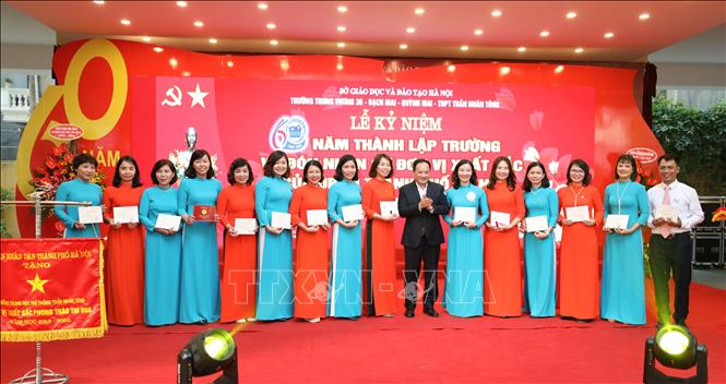 Trong ảnh: Tặng kỷ niệm chương 