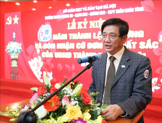 Trong ảnh: Phó Giám đốc Sở Giáo dục và Đào tạo Hà Nội Phạm Xuân Tiến phát biểu chúc mừng Trường THPT Trần Nhân Tông 60 năm xây dựng và trưởng thành. Ảnh: Thanh Tùng - TTXVN