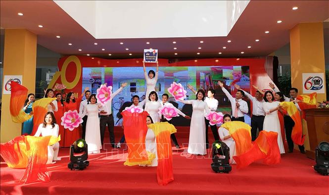 Trong ảnh: Tiết mục văn nghệ chào mừng trong lễ kỷ niệm do cán bộ, giáo viên và học sinh nhà trường thể hiện. Ảnh: Thanh Tùng - TTXVN