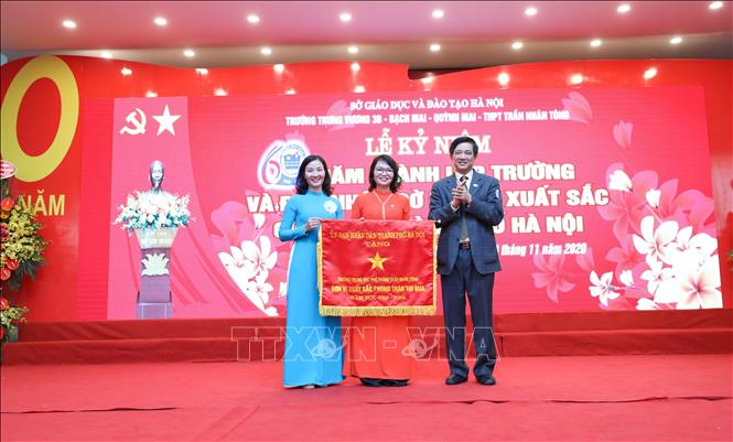 Trong ảnh: Trường THPT Trần Nhân Tông vinh dự được nhận cờ thi đua xuất sắc của UBND thành phố Hà Nội trong lễ kỷ niệm. Ảnh: Thanh Tùng - TTXVN