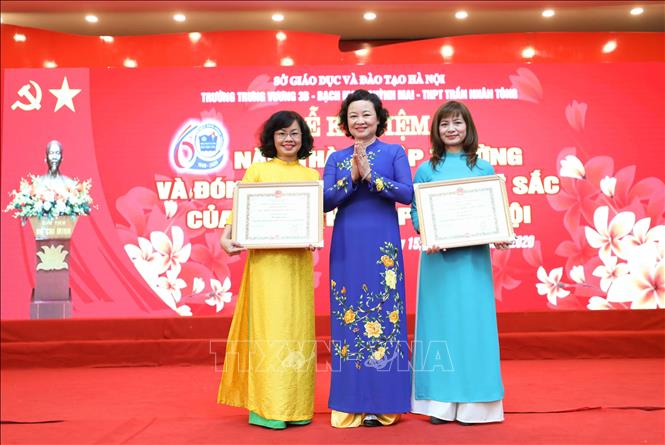 Trong ảnh: Các tập thể lao động tiên của Trường THPT Trần Nhân Tông tiến được vinh danh trong lễ kỷ niệm. Ảnh: Thanh Tùng - TTXVN