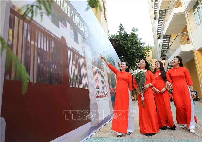 Trong ảnh: Giáo viên Trường THPT Trần Nhân Tông hân hoan trong lễ kỷ niệm. Ảnh: Thanh Tùng - TTXVN