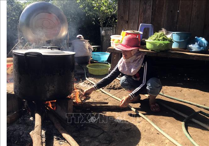 Trong ảnh: Phụ huynh góp một phần công sức chuẩn bị bữa ăn cho các em học sinh. Ảnh: Khoa Chương - TTXVN