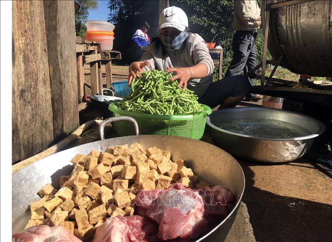 Trong ảnh: Phụ huynh góp một phần công sức chuẩn bị bữa ăn cho các em học sinh. Ảnh: Khoa Chương - TTXVN