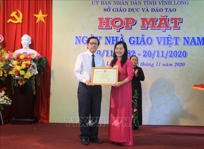 Trong ảnh: Thầy Nguyễn Minh Thiện đón nhận bằng khen của Bộ Giáo dục và Đào tạo. Ảnh: Lê Thúy Hằng - TTXVN