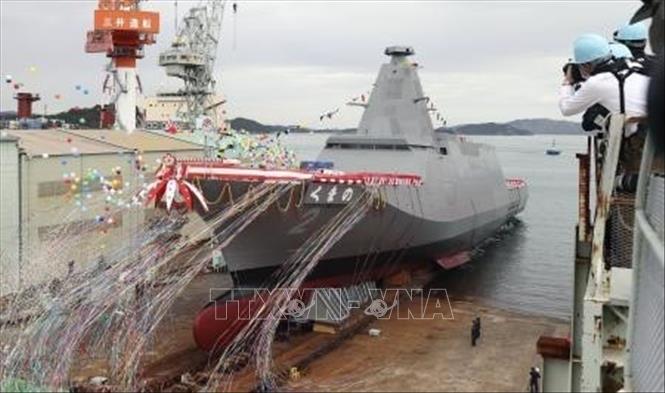 Trong ảnh: Tàu chiến Kumano được hạ thủy tại cơ sở đóng tàu ở Tamano, tỉnh Okayama, phía tây Nhật Bản, ngày 19/11/2020. Ảnh: Kyodo/ TTXVN