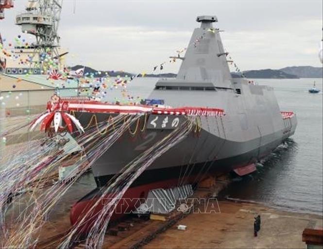 Trong ảnh: Tàu chiến Kumano được hạ thủy tại cơ sở đóng tàu ở Tamano, tỉnh Okayama, phía tây Nhật Bản, ngày 19/11/2020. Ảnh: Kyodo/ TTXVN