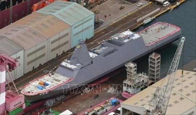 Trong ảnh: Tàu chiến Kumano được hạ thủy tại cơ sở đóng tàu ở Tamano, tỉnh Okayama, phía tây Nhật Bản, ngày 19/11/2020. Ảnh: Kyodo/ TTXVN