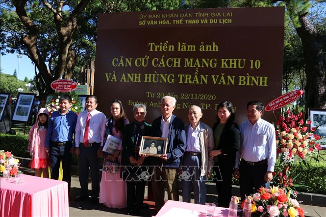 Trong ảnh: Lãnh đạo tỉnh Gia Lai tặng quà lưu niệm cho thân nhân của Anh hùng lực lượng vũ trang nhân dân Trần Văn Bình. Ảnh: Hoài Nam - TTXVN