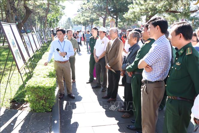 Trong ảnh: Các đại biểu tham quan triển lãm. Ảnh: Hoài Nam - TTXVN
