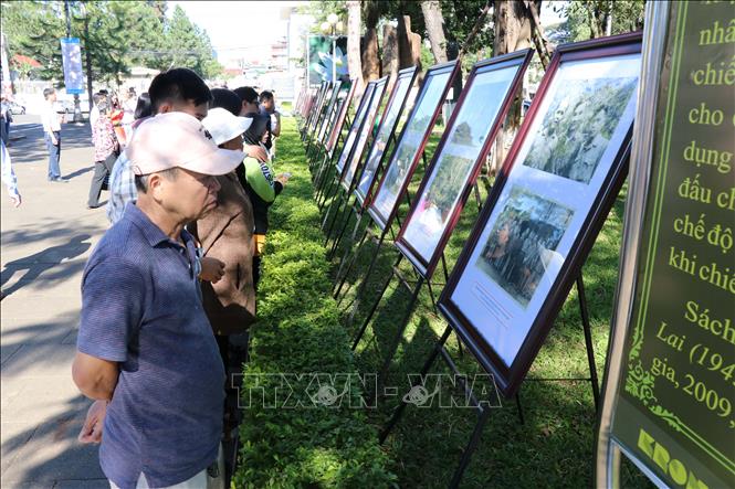 Trong ảnh: Khách tham quan triển lãm. Ảnh: Hoài Nam - TTXVN
