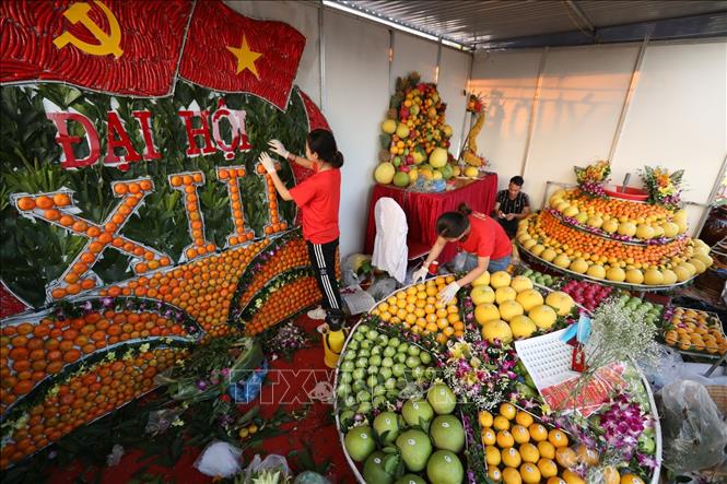 Trong ảnh: Các xã, thị trấn, nhà vườn hoàn thiện gian hàng trưng bày sản phẩm tại Hội chợ. Ảnh: Minh Quyết - TTXVN