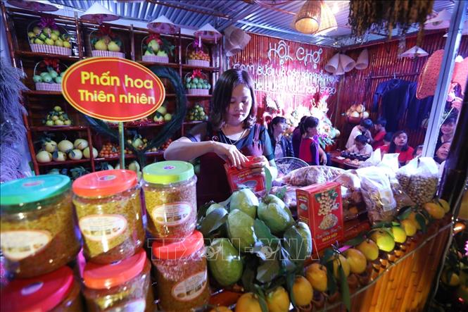 Trong ảnh: Một gian hàng tại hội chợ. Ảnh: Danh Lam- TTXVN