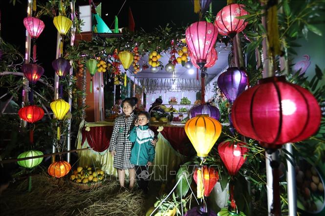 Trong ảnh: Người dân tham quan và chụp ảnh lưu niệm tại một gian hàng tại hội chợ. Ảnh: Danh Lam- TTXVN