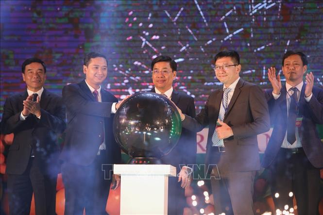 Trong ảnh: Đồng chí Dương Văn Thái, Bí thư, Chủ tịch UBND tỉnh Bắc Giang (giữa) thực hiện nghi lễ khai chương sàn giao dịch thương mại điện tử đặc sản Lục Ngạn. Ảnh: Danh Lam-TTXVN