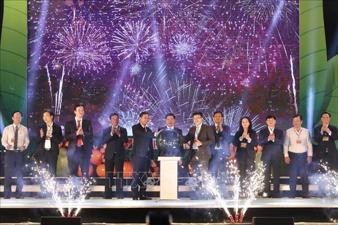 Trong ảnh: Đại biểu thực hiện nghi thức khai trương Sàn giao dịch Thương mại điện tử đặc sản Lục Ngạn. Ảnh: Minh Quyết - TTXVN
