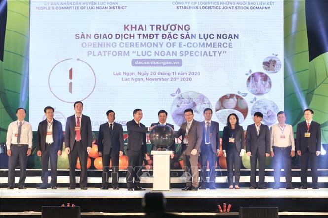Trong ảnh: Đại biểu thực hiện nghi thức khai trương Sàn giao dịch Thương mại điện tử đặc sản Lục Ngạn. Ảnh: Minh Quyết - TTXVN
