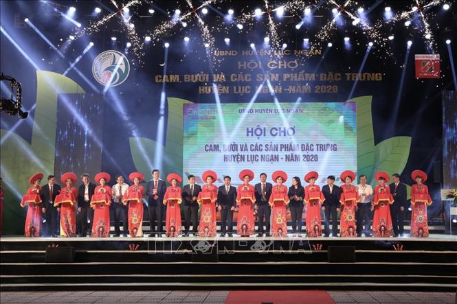 Trong ảnh: Đại biểu thực hiện nghi thức cắt băng khai mạc Hội chợ. Ảnh: Minh Quyết - TTXVN