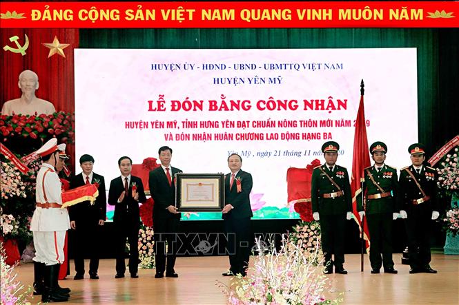 Trong ảnh: Bí thư tỉnh Hưng Yên, Đỗ Tiến Sỹ thừa uỷ quyền Chủ tịch nước trao tặng Huân chương Lao động hạng Ba cho huyện Yên Mỹ. Ảnh: Đinh Tuấn - TTXVN
