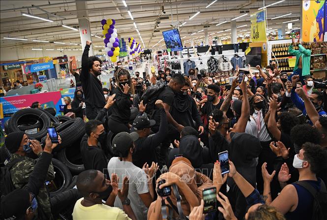 Trong ảnh: Người biểu tình tập trung bên trong siêu thị Carrefour ở Rio de Janeiro, Brazil, ngày 20/11/2020. Ảnh: AFP/ TTXVN
