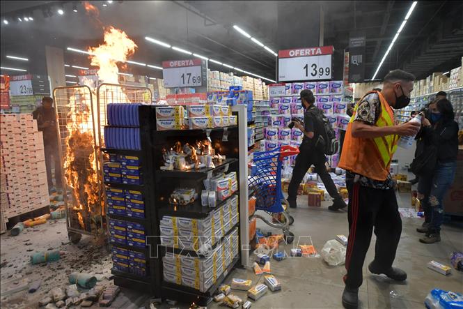 Trong ảnh: Người biểu tình đốt phá bên trong siêu thị Carrefour ở Sao Paulo, Brazil, ngày 20/11/2020. Ảnh: AFP/ TTXVN
