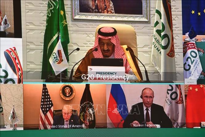 Trong ảnh: Quốc vương Saudi Arabia Salman bin Abdulaziz (phía trên), Tổng thống Mỹ Donald Trump (dưới, bên trái) và Tổng thống Nga Vladimir Putin (dưới, bên phải) tham dự Hội nghị thượng đỉnh G20, được tổ chức trực tuyến, ngày 21/11/2020. Ảnh: AFP/ TTXVN