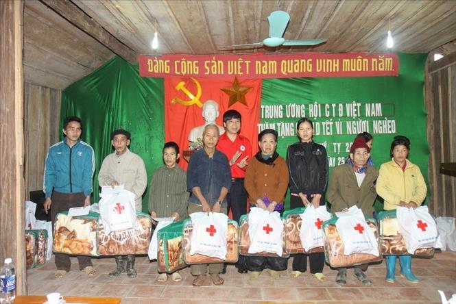 Trong ảnh: Hội Chữ thập đỏ Việt Nam tặng quà Tết cho người nghèo, nạn nhân da cam xã Sáng Mộc, huyện Võ Nhai (Thái Nguyên) ngày 24/1/2013. Ảnh: Thanh Tùng - TTXVN