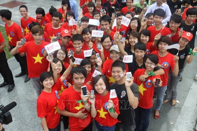 Trong ảnh: Các thành viên nhắn tin gây quỹ Dự án ngân hàng bò ủng hộ người nghèo của Hội chữ thập đỏ Việt Nam (5/5/2013). Ảnh: Thanh Tùng - TTXVN 