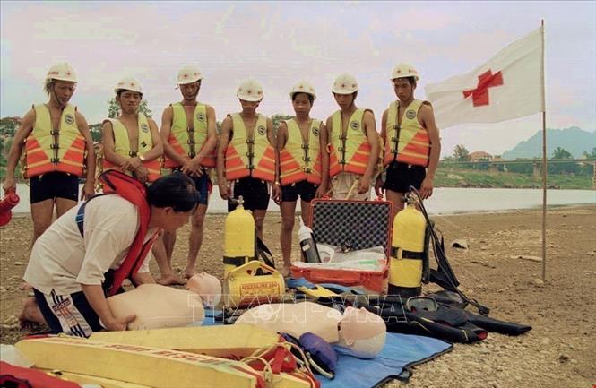 Trong ảnh: Ông Nguyễn Văn Tỵ, đội trưởng Đội cứu hộ cứu nạn thuộc Hội Chữ thập đỏ thị xã Tuyên Quang được Hội Chữ thập đỏ Quốc tế tuyên dương và được công nhận là tình nguyện viên quốc tế đang hướng dẫn các bài cứu người chết đuối (2003). Ảnh: Đình Na - TTXVN