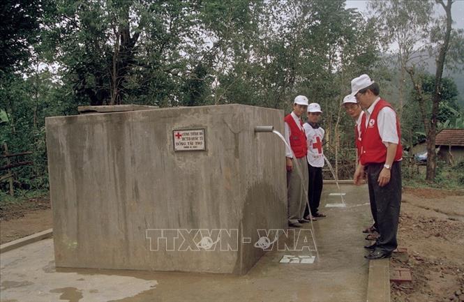 Trong ảnh: Hội Chữ thập đỏ Quốc tế và Hội Chữ thập đỏ Bình Định kiểm tra, nghiệm tu công trình nước sạch phục vụ sinh hoạt cho người dân xã An Hòa, huyện miền nú An Lão (2004). Ảnh: Phạm Biết - TTXVN