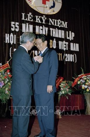 Trong ảnh: Chủ tịch Hội Chữ thập đỏ Việt Nam, giáo sư Nguyễn Trọng Nhân gắn huy chương 