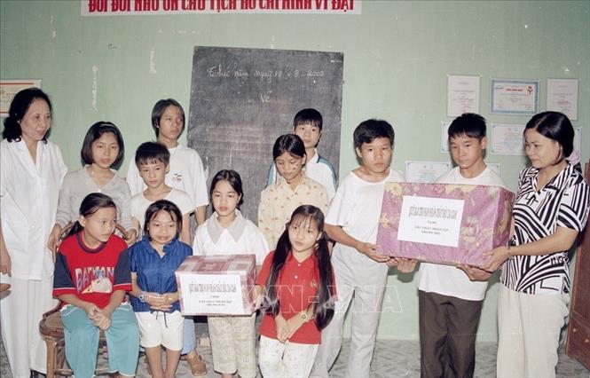 Trong ảnh: Quỹ bảo trợ nạn nhân chất độc da cam (Hội Chữ thập đỏ Việt Nam) trao quà trung thu cho trẻ em Làng Hòa Bình Thanh Xuân. Ảnh: Hữu Oai - TTXVN