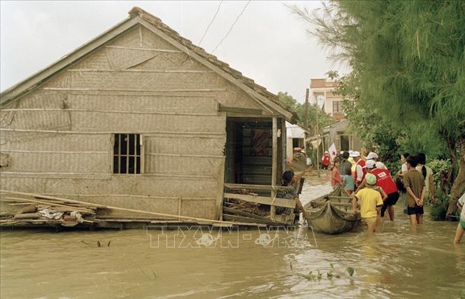 Trong ảnh: Hội Chữ thập đỏ tỉnh Bình Định chuyển hàng đi cứu trợ đồng bào vùng ngập lụt ở huyện Tuy Phước do ảnh hưởng của mưa lũ (2003). Ảnh: Phạm Biết - TTXVN