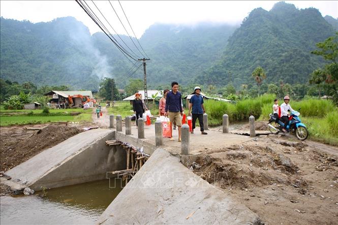 Trong ảnh: Cầu dân sinh tại thôn Tiến Thành, được xây dựng từ nguồn quỹ nhân đạo của Hội Chữ thập đỏ thành phố Hà Nội góp phần tạo thuận lợi cho người dân đi lại. Ảnh: Thanh Tùng-TTXVN