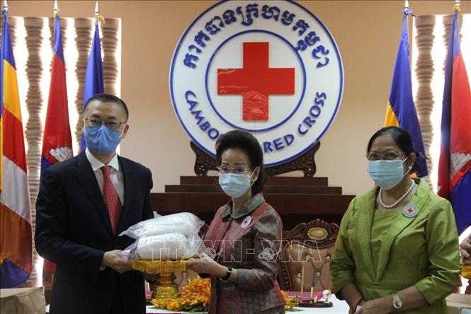 Trong ảnh: Đại diện Hội chữ thập đỏ Việt Nam Đại sứ Vũ Quang Minh ký bàn giao và trao quà tặng thiết bị y tế cho Hội chữ thập đỏ Campuchia (2020). Ảnh: Vũ Hùng-P/v TTXVN tại Campuchia
