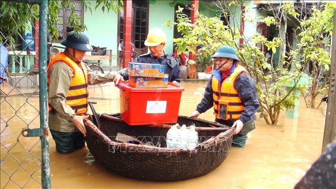 Trong ảnh: Đoàn cứu trợ của Trung ương Hội Chữ thập đỏ Việt Nam chuyển hàng cứu trợ tới người dân ở xã Hàm Ninh, huyện Quảng Ninh, Quảng Bình (21/10/2020). Ảnh: Võ Dung -TTXVN