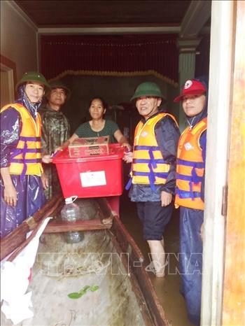 Trong ảnh: Đoàn cứu trợ Hội Chữ thập đỏ tỉnh Quảng Bình và huyện Lệ Thủy trao thùng hàng gia đình cho người dân vùng lũ Sơn Thủy, huyện Lệ Thủy (10/11/2020). Ảnh: Võ Dung - TTXVN