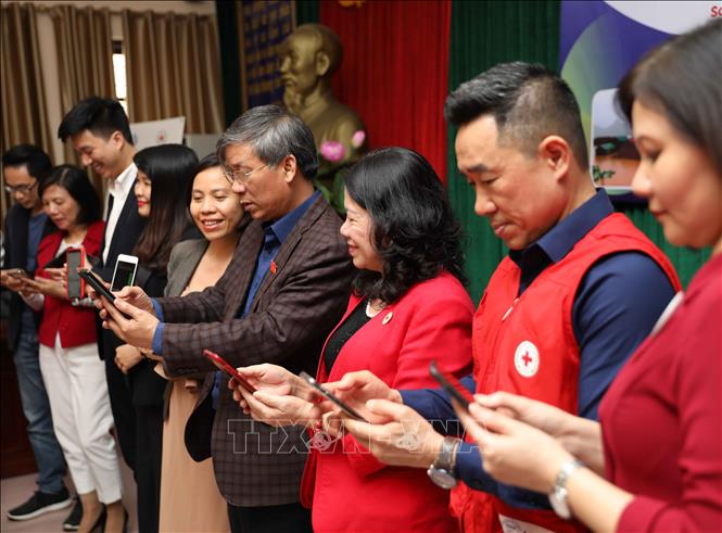Tròn ảnh: Lãnh đạo Hội Chữ thập đỏ Việt Nam và các đại biểu nhắn tin ủng hộ 