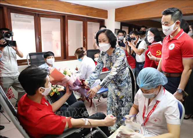 Trong ảnh: Đồng chí Trương Thị Mai, Ủy viên Bộ Chính trị, Bí thư Trung ương Đảng, Trưởng ban Dân vận Trung ương tặng hoa chúc mừng người hiến máu tại Lễ phát động Tháng Nhân đạo năm 2020 với chủ đề 