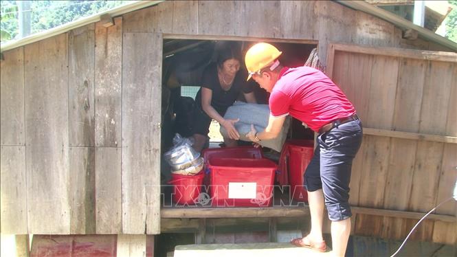 Phó Chủ tịch Trung ương Hội Chữ thập đỏ Việt Nam Nguyễn Hải Anh đến thăm hỏi, động viên và trao tặng các phần quà cho các hộ dân bị thiệt hại do thiên tai tại huyện Minh Hóa và thị xã Ba Đồn, tỉnh Quảng Bình (7/9/2019). Ảnh: Võ Dung-TTXVN