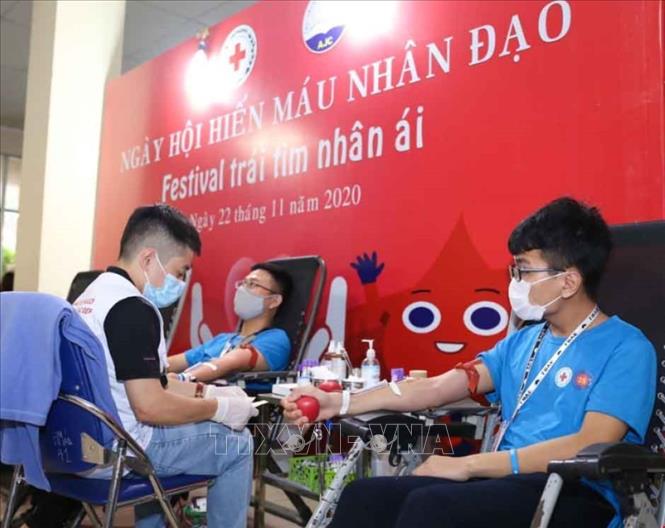 Trong ảnh: Các tình nguyện viên hiến máu tại ngày hội. Ảnh: Thanh Tùng - TTXVN