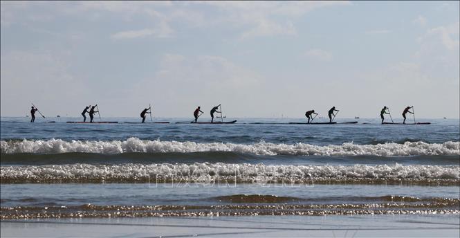 Trong ảnh: Các vận động viên nam, nữ thi đấu nội dung Ván chào đứng - SUP tranh tài trên biển. Ảnh: Trần Lê Lâm - TTXVN 