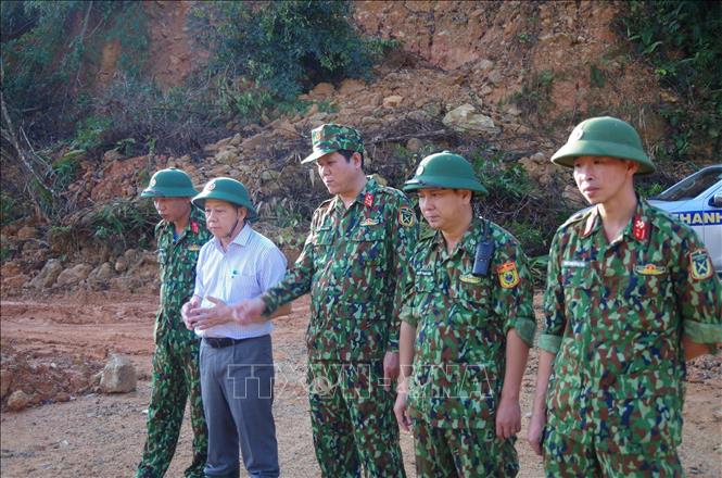 Chủ tịch UBND Thừa Thiên - Huế (áo trắng) kiểm tra công tác cứu hộ tại Thuỷ điện Rào Trăng 3. Ảnh: TTXVN phát