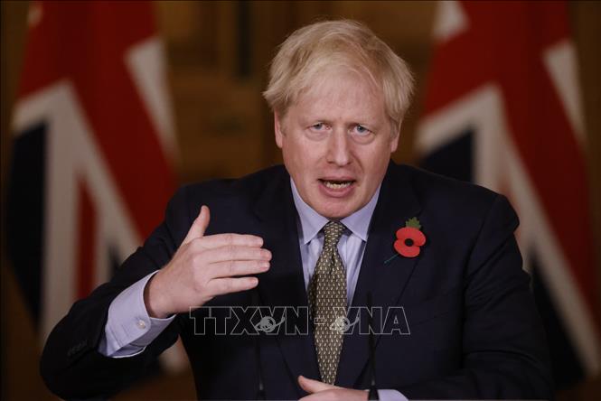 Trong ảnh: Thủ tướng Anh Boris Johnson phát biểu tại cuộc họp báo ở London ngày 9/11/2020. Ảnh: AFP/TTXVN