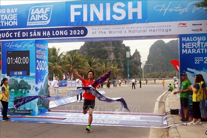 Photo: Le Trung Duc wins the 21km race for men. VNA Photo: Đức Hiếu