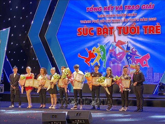 Trong ảnh: Trao giải cho các đội thi đạt giải Ba. Ảnh: Hồng Giang - TTXVN.