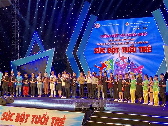 Trong ảnh: Ban tổ chức trao kỷ niệm chương cho 37 đội thi lọt vào vòng chung kết. Ảnh: Hồng Giang - TTXVN.