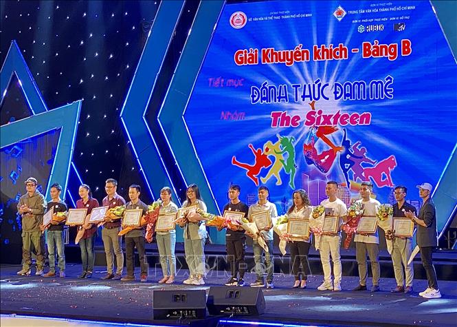 Trong ảnh: Trao giải cho các đội thi đạt giải Khuyến khích. Ảnh: Hồng Giang - TTXVN.