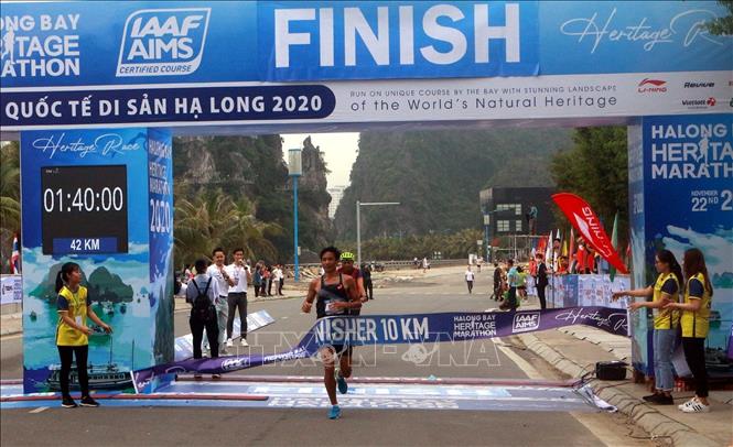 Photo: Nguyen Van Lai wins the 10km race for men. VNA Photo: Đức Hiếu