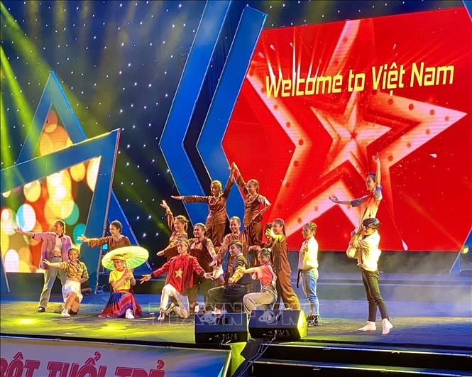 Trong ảnh: Tiết mục đạt giải Nhì (Bảng B) “Việt Nam quê hương xinh đẹp nghĩa tình” của Câu lạc bộ Gold Star Dance. Ảnh: Hồng Giang - TTXVN